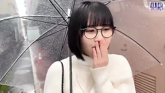 Tatlı gözlüklü tatlılar tembel bir günde sonsuz gulp mutluluk içinde sıcak damlaların tadını çıkarıyor -bölüm.1