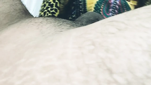 Ben eğleniyorken kız arkadaşım yarağıma dokunuyor