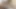 Kısa etekli Japon kız apartmanda sandalyeye otururken porno kitapları okuyor ve parmakla muamelenin tadını çıkarırken masanın altından görünüm
