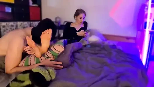 Terliklerimi ve ayaklarımı kokluyor, yalıyor ve öpüyor