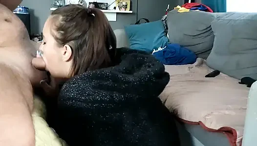 Sabah sakso çekiyor ve yarak emiyor