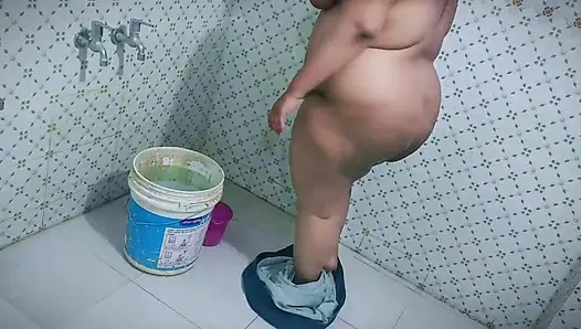 Umumi tuvalette duş, bak göğüslerim, götüm ve amcığım ne kadar büyük