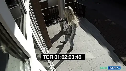 Симпатичная молодая блондинка все еще кружится после того, как доктор кончает в нее