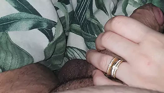 Üvey anne üvey oğlunun büyük ereksiyonu hakkında çok heyecanlanıyor ve ona elle muamele çekiyor