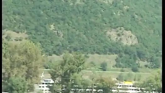 Büyük azgın olgunlar şişelerle oynuyor