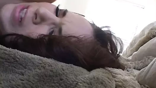 Seksi genç kız siyah yarak tarafından pompalanırken inliyor