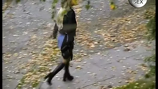 Blondes Teen fingert sich mit riesem Dildo