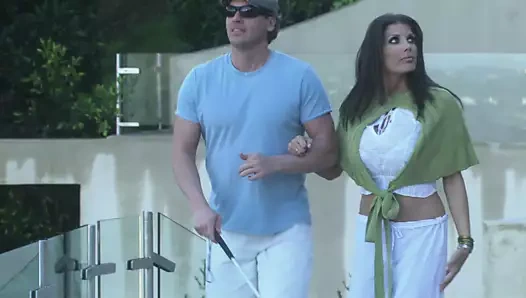 Frau voegelt heissen pfleger ihres mannes verbundene augen