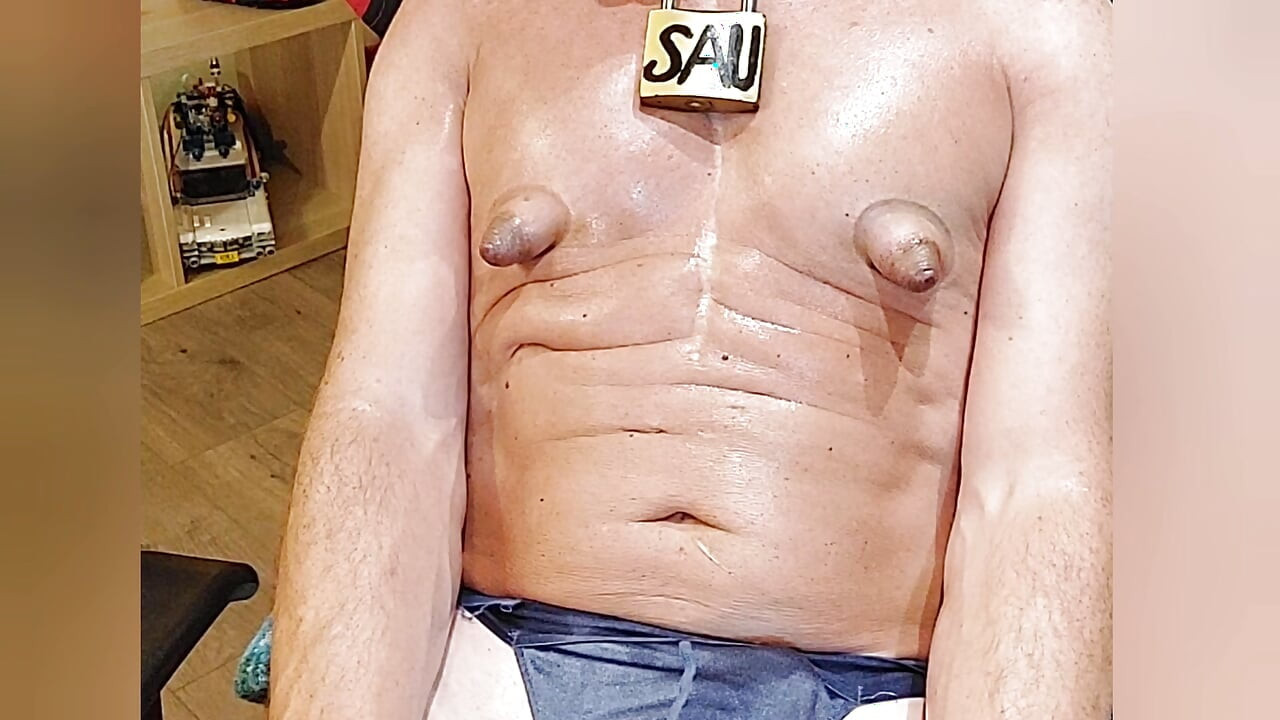 AŞıRı ŞIŞMAN POMPALANAN OĞLAN MEME UÇLARı DERLEMESI