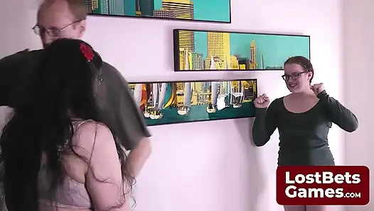 Oyuncular ve ilk Striptiz Kaya Kağıt Makas oyunu