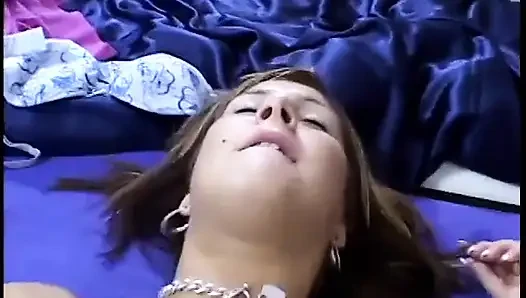Esmer kadın yatakta yatarken sıkı amına yarak alıyor