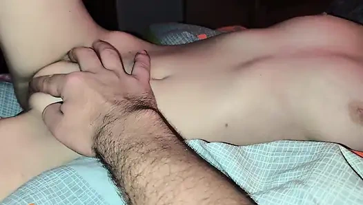 Üvey kız kardeşime yardım ediyorum! Sıkı amcık mastürbasyonu ve meme masajı