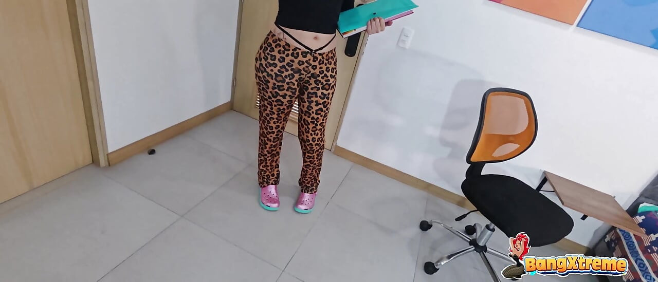 Gece takım elbiseli sekreter patronu muhteşem bir sikişle sikiyor