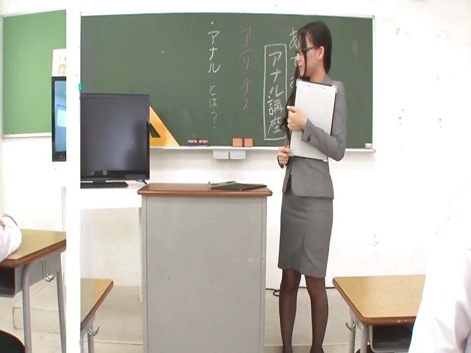 En tatlı Japon sahnesi-3 güzel Asyalı öğretmen Ren Azumi öğrencilerine arkadan nasıl sikişeceklerini öğretiyor
