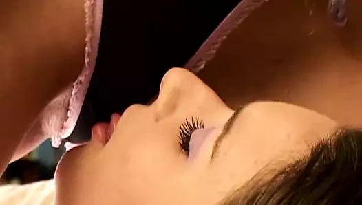 Çarpıcı Fransız bebekler büyük dildolarla oynuyor