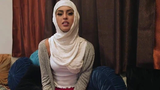 İki erkek arkadaş - utangaç deneyimsiz poonjab kızları tesettürlü sikişiyor