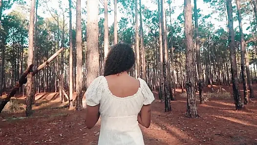 İri göğüslü latin amatör vahşi ormana sikişiyor