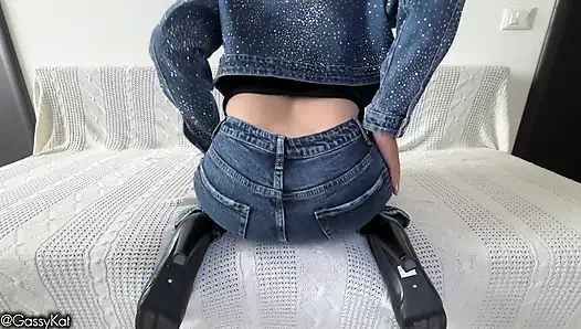 Крошечного мужчину уничтожают лица великаны