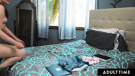 ADULT TIME - üvey baba mastürbasyon için üvey kızı Aria Lee'ye şaplak atıyor ve sikişiyor! PORTEKIZLI ALTYAZı