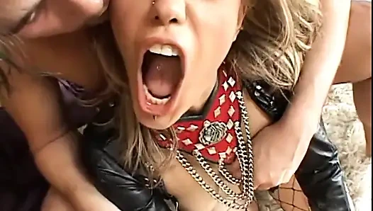 Fetiş orta yaşlı seksi kadın sert sikiş: iç çamaşırı ve yüksek topuklu ayakkabılar ve sürtük ıslak amında çok sert bir yarak