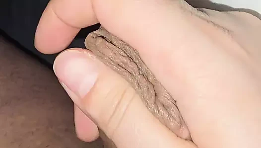 Üvey anne üvey oğlunun büyük taşaklarını alıyor ve sert yarağını sıvazlıyor