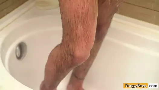 Sıçrayan twink boşalmak içinde the banyo