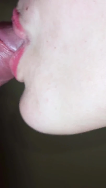 4k son derece yakın çekim: özensiz sünneti emiyor ve yalıyor! Ateşli döl emerken yavaş oral seks asmr!