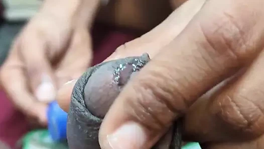 Sikişmeden önce erkeğimin sikini tıraş ediyorum