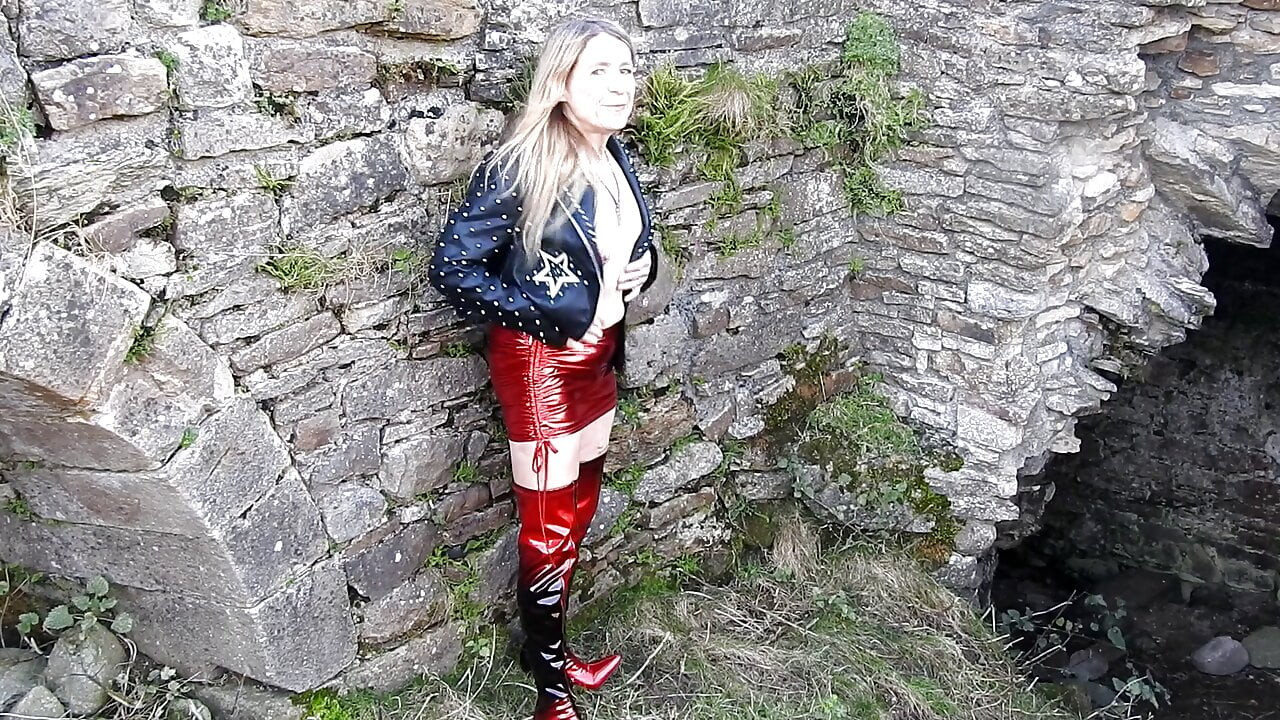 Pendragon castle bölüm 1. beie dışarıda oynarken gizli röntgenci izliyor