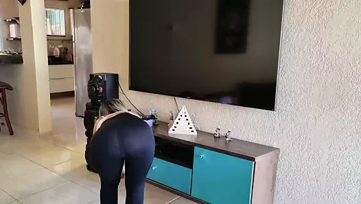 Kocam ayrıldı ve ben evi temizlerken kuzeniyle anal seks yaptım!