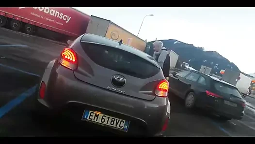 Bu ateşli İtalyan hatun erkek banyoda sikiliyor bölüm 2