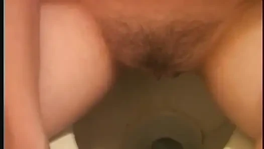 Olgun sarışın orta yaşlı seksi kadın kıllı amcığını cüretkar açık havada teşhir ediyor