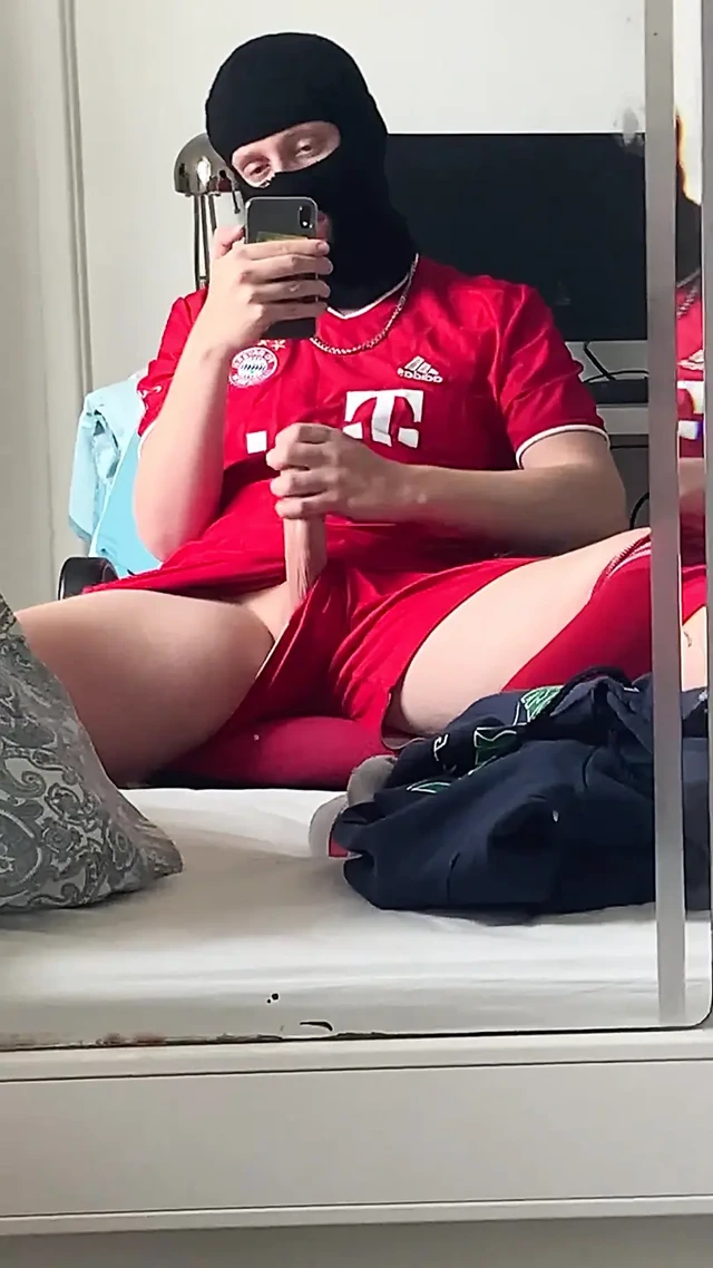 Maskeli erkek kardeş evden çalışırken Bayern Münih futbol takımını giyerek aynada mastürbasyon yapıyor