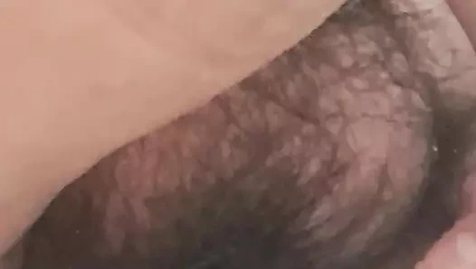 Olgun orta yaşlı seksi kadın kıllı amcığını yıkıyor