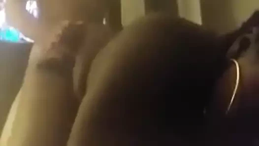 Kamerayı tutan abanoz bm üzerinde derin arka planlar