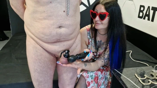 Kadın egemenliği tatil fantezileri. Bekaret kemerinde vibratörle oynuyor. Dominatrix Nika kölenin taşaklarıyla eğleniyor.