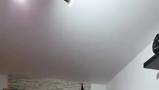 Orta yaşlı seksi kadın amcığını parmaklıyor ve fışkırtarak orgazm oluyor