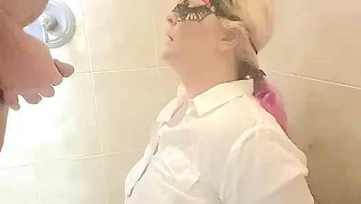 Seksi itaatkar üstüne işiyor