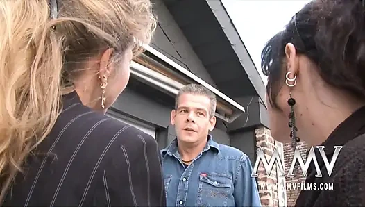 Olgun bayan bir çifte nasıl sikişeceklerini öğretiyor