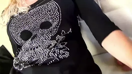 Julia Pink auf der Ledercouch eingeritten