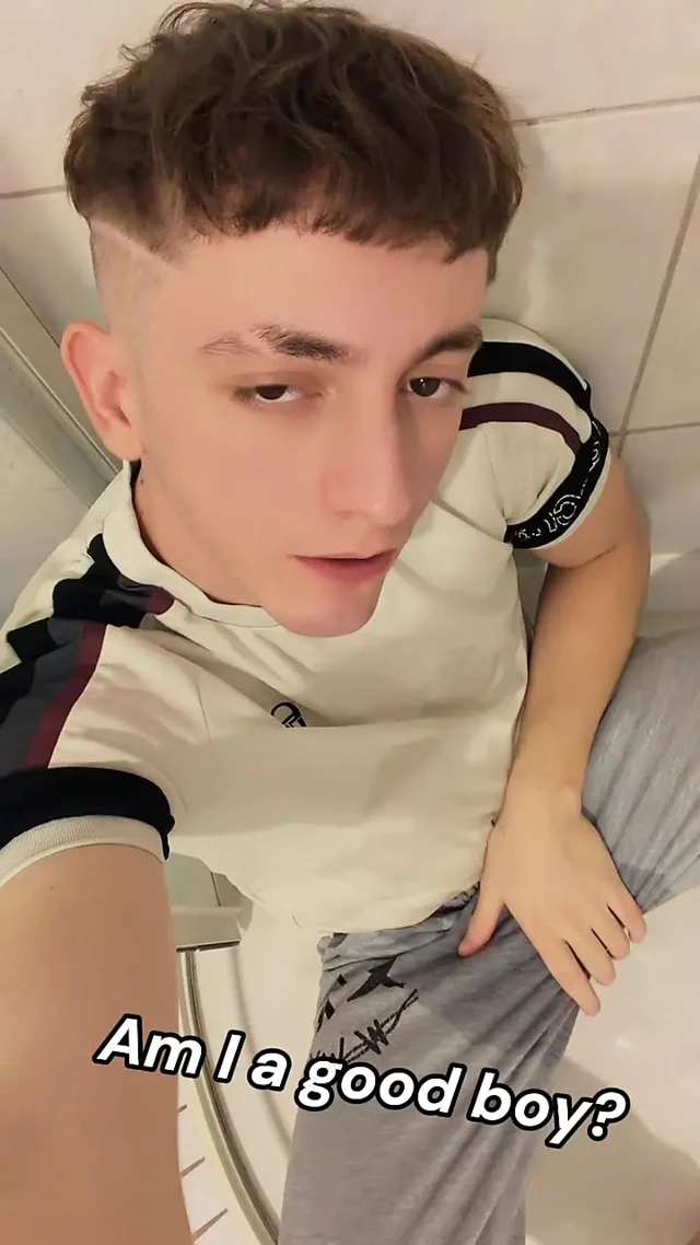 Gri eşyacı pantolonuma işedim ve şimdi tamamen ıslak