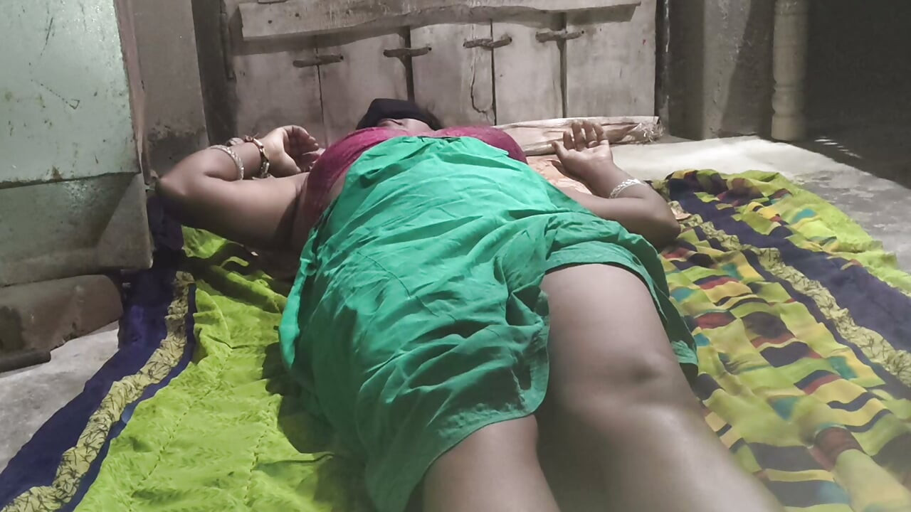 Bhabhi ko raat mein nangi body dekhkar teen bar Muth mara