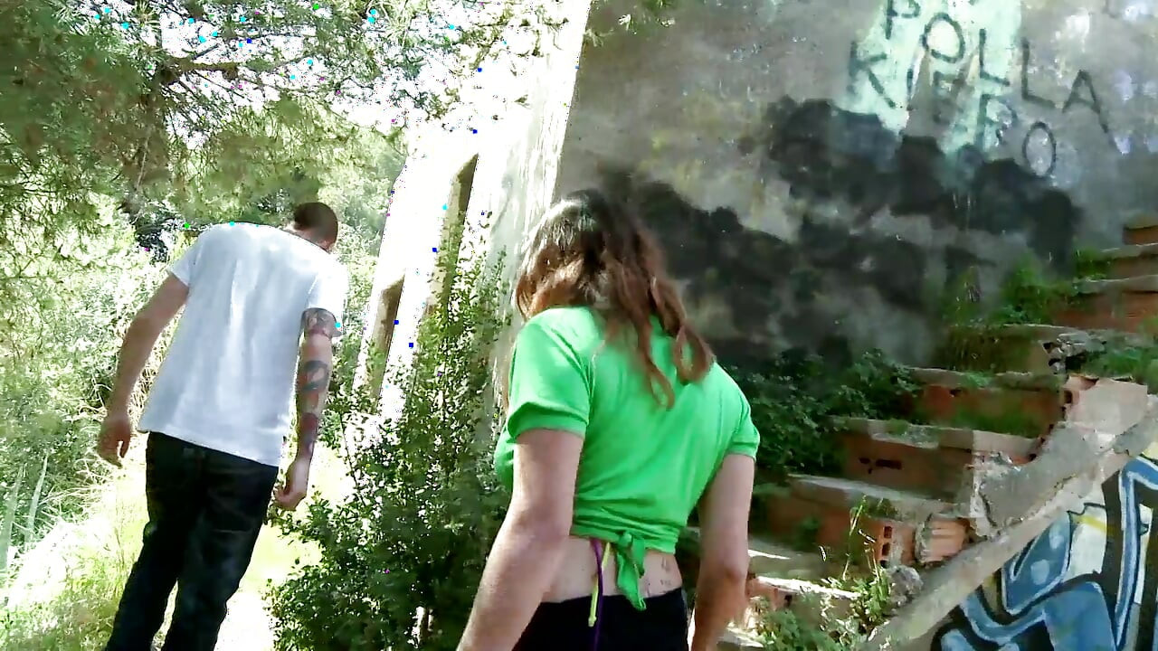 Ateşli ve seksi esmer sert sikişmek için sessiz bir yere getirdi