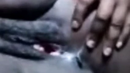 Zenci evli kadın göt deliğini strabger'a gösteriyor