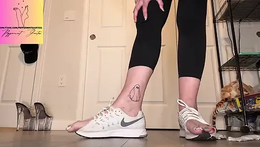 10 vs 16 feet büyüklüğünde başka bir çift minik spor ayakkabının dillerini yırtıyor