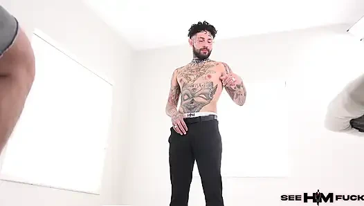 Татуированная Tatte Tommy трахает киску Sandy Love голой за кулисами!