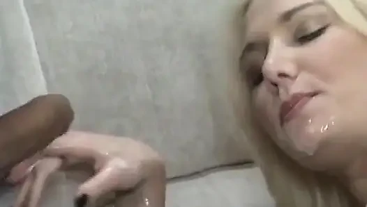 Almanya'dan yarak emen sarışın kadın sonra bardaktan içiyor