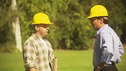 Büyük memeli orta yaşlı seksi kadının ateşli vücudunda büyük bir yarağa ihtiyacı var