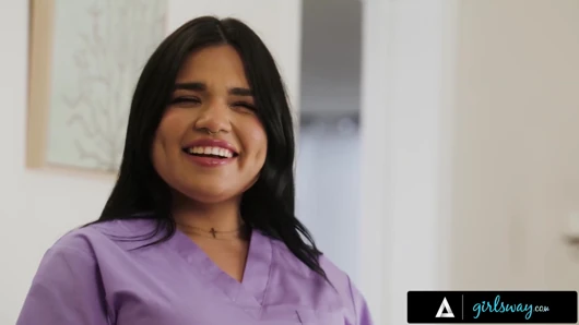 Girlsway - yaramaz Summer Col iş arkadaşı Nicole Aria'ya amına masaj yapıyor ve karşılığında yumrukla sikiliyor