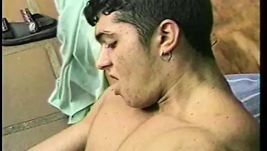 Gırtlağına kadar gırtlağına kadar alıyor ve anal grup sikişiyor